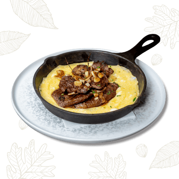 Pastramă de oaie la tigaie aromatizată cu unt, usturoi și cimbrișor, mămăligă cu burduf