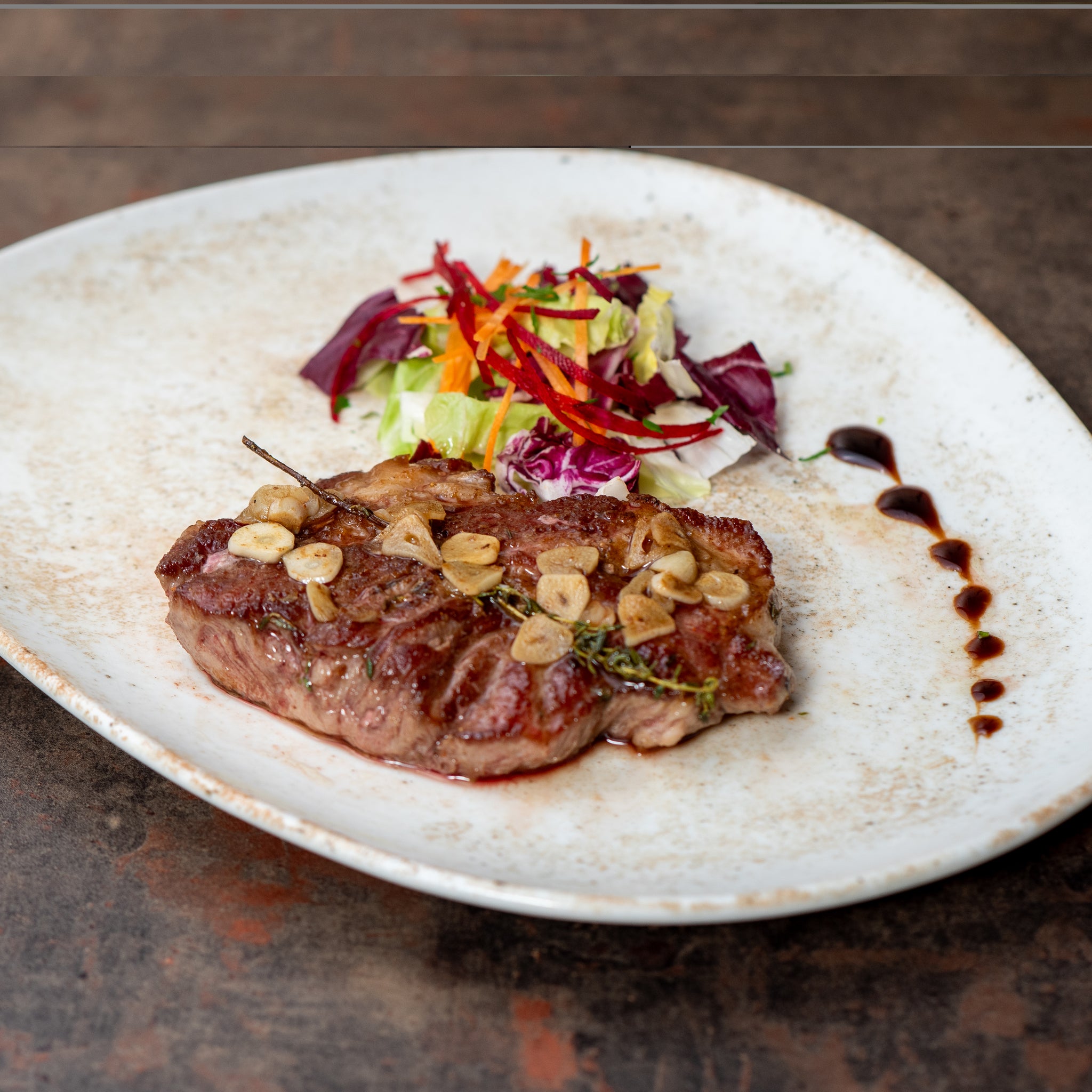 Ceafa iberica la tigaie infuzata cu usturoi-180g